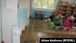 В игровой комнате детского сада «Карлыгаш» из-за отсутствия отопления работает электрообогреватель. Кандыагаш, Актюбинская область, 12 октября 2010 года.