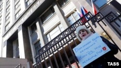 Одиночные пикеты у Госдумы России с требованием привлечь к ответственности Леонида Слуцкого, 8 марта 2018 года 