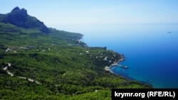 Мыс Айя на Южном берегу Крыма, в районе которого находится залив, урочище и побережье Батилиман. Архивное фото