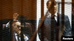 Хосни Мубарак (слева) на суде в Каире, 9 мая 2015 