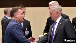 Зустріч міністрів оборони України Степана Полторака (л) і США Джеймса Маттіса на полях Ради міністрів НАТО в Брюсселі, 29 червня 2017 року