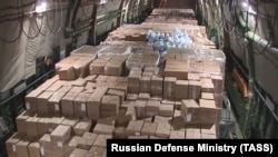 Kutitë me pajisje mjekësore që Rusia i ka dërguar SHBA-së në muajin prill.