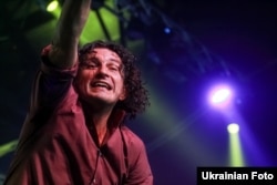 Андрій Кузьменко під час концерту-презентації альбому гурту «Скрябін» – «25» у Києві. 4 квітня 2014 року
