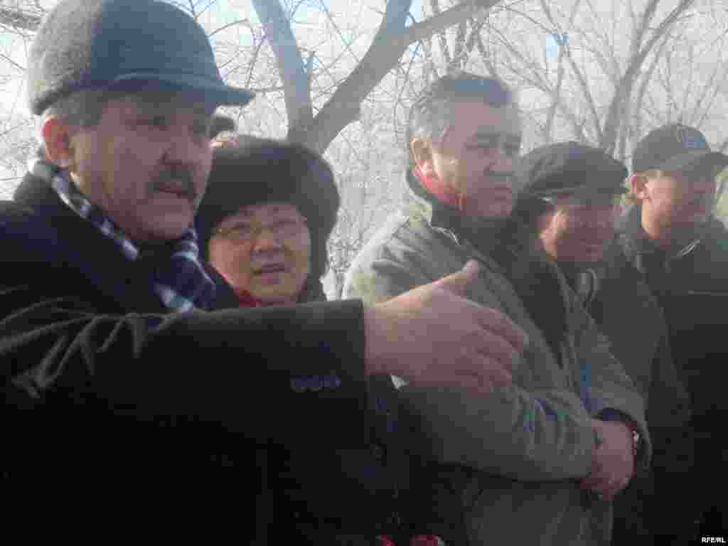 Оппозиция лидерлери Таласта эл менен жолугушууда - Kyrgyzstan - leader of opposition party "Ata Meken" Omurbek Tekebaev during the meeting with local population of Talas region. 16Jan2009