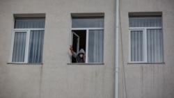 Лікар Сергій Козирєв у вікні карантинного корпусу
