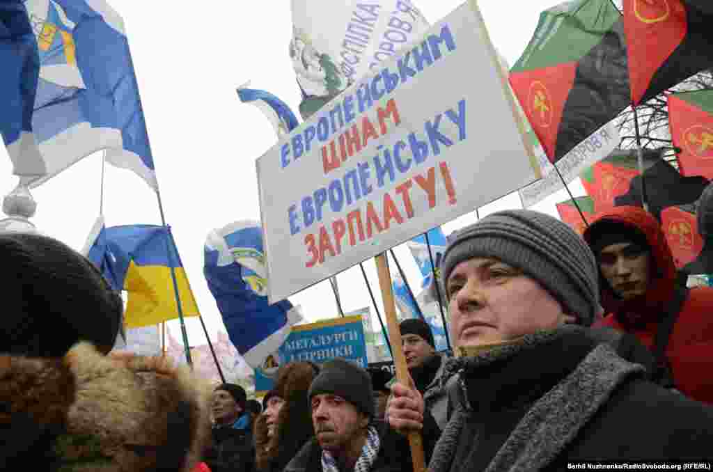 Кілька тисяч членів профспілок у Києві пікетували Верховну Раду. Серед озвучених вимог: підвищення мінімальної зарпали до 3200 гривень, зниження комунальних тарифів, ліквідація заборгованості з виплати зарплат. Учасники мітингу заявляють про готовність вийти на всеукраїнський страйк, якщо до їхніх вимог не дослухаються. Акція минула без конфліктів. Будівлю парламенту охороняли кілька сотень нацгвардійців та поліцейських. Київ, 8 грудня 2016 року ДИВИТИСЬ ВІДЕО