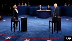 Дональд Трамп та Гілларі Клінтон під час президентських дебатів. Нью-Йорк, 26 вересня 2016 року