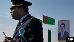 Портрет президента Туркменистана Гурбангулы Бердымухамедова у таможенного поста в Туркменистане. Иллюстративное фото.