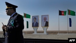 Портреты президента Туркменистана Гурбангулы Бердымухамедова и президента Афганистана Ашрафа Гани на таможенном пункте Имамназар в Туркменистане. 28 ноября 2016 года.