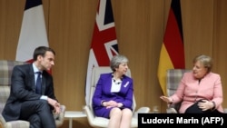 Emmanuel Macron, Theres May și Angela Merkel la o conferință de presă la Bruxelles, 22 martie 2018.