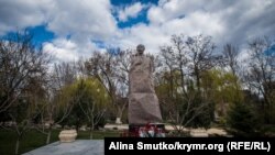 Памятник Исмаилу Гаспринскому в Симферополе