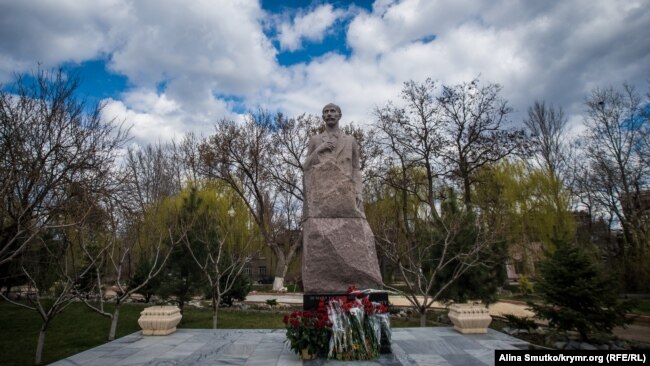 Памятник Исмаилу Гаспринскому в Симферополе