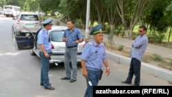 Aşqabadda yol polisi, arxiv fotosu