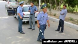 Bezeg suraty. Polisiýanyň ýol gözegçiligi gullugynyň işgärleri sürüjilere 'nähak' azar bermekde tankyt edilýär.