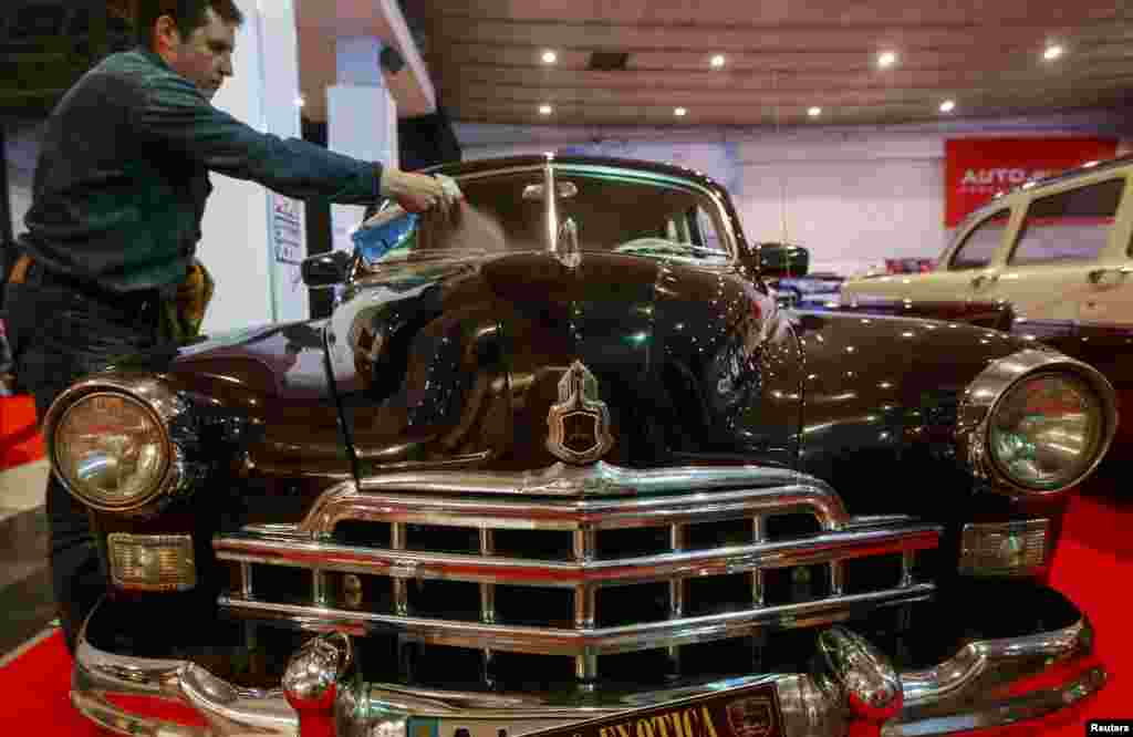  A man cleans his vintage Soviet-made GAZ-12 ZIM during a retro car show in Kyiv. (Reuters/Sergiy Polezhaka)