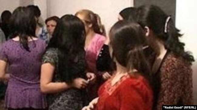 Задержанные "ночные бабочки" в отделе милиции города Бохтара. Архивное фото