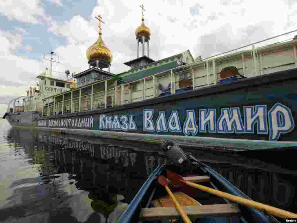 Rusija - Brod-hram Svetog Vladimira, Volgograd, 10.05.2011. Foto: Reuters / Sergei Karpov
