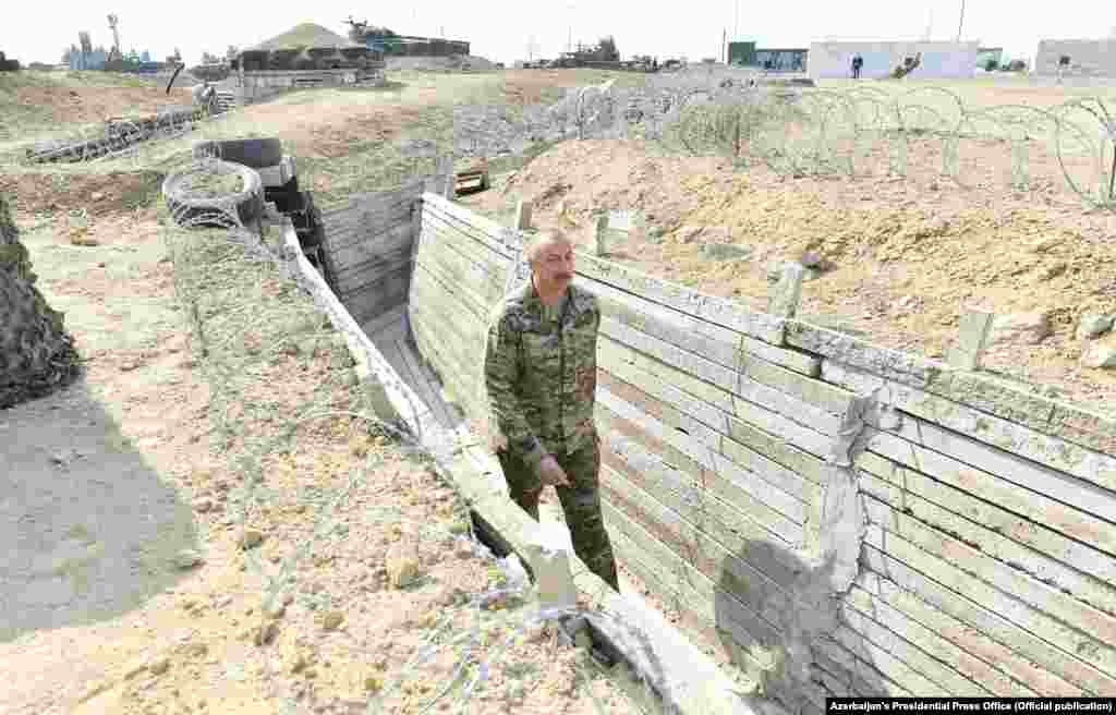 В парке даже вырыли окопы.