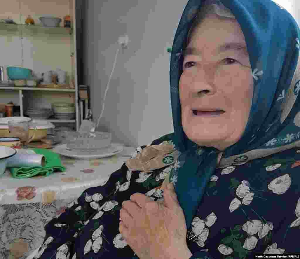 88-летняя Патимат Алиева, одна из старожилов села. Была в числе первых женщин руководителей района. Проработала в сельсовете более 10 лет. По ее словам, в 1973 году ее вызвали в райком и предложили переселить сельчан на равнину, однако предложение было встречено в штыки аксакалами, которые заявили, что негоже покидать могилы праотцов