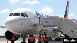 «Արմավիա» ընկերության օդանավը Երեւանի «Զվարթնոց» օդանավակայանում, արխիվ