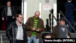 Neki od pripadnika "Šakala" ispred zgrade suda, u Beogradu, februar 2014.