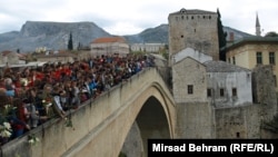 Tourists flock every year to the Mostar Bridge, which spans the Neretva River that divides the city along ethnic lines. (file photo)