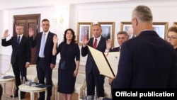 Radomir Laban (i dyti nga e majta) në ceremoninë e emërimit si gjykatës i Gjykatës Kushtetuese të Kosovës nga ish-presidenti, Hashim Thaçi. Fotografi ilustruese nga arkivi.