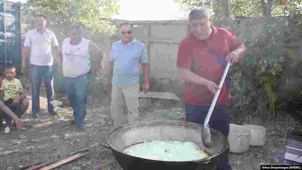 Жители в некоторых частях Астаны сами организовали праздничное угощение. На отдельных местах установлены казаны, в которых варят плов.&nbsp;