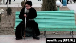 Өзбек ақсақалы демалып отыр. 25 наурыз 2012 жыл.