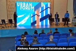 Заместитель акима Алматы Асель Жунусова выступает с презентацией проекта программы «Алматы-2020». Алматы, 13 ноября 2015 года.