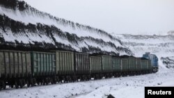 Грузовой поезд, перевозящий уголь. Иллюстративное фото.