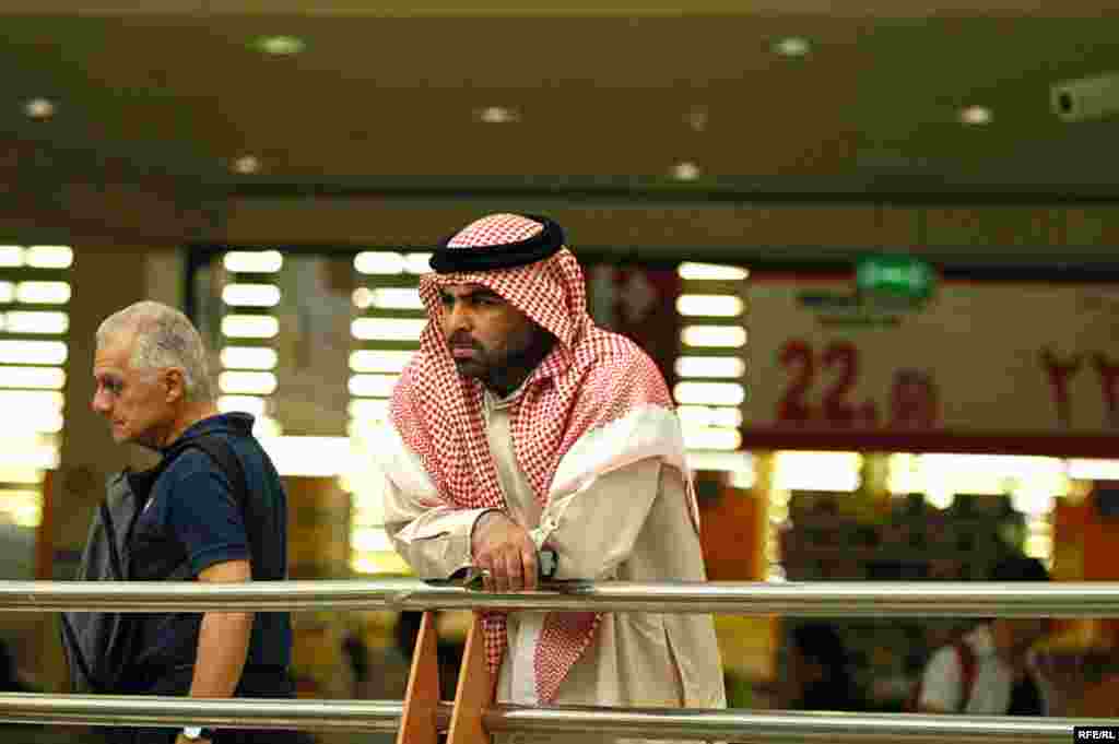 یک شهروند دبی در مرکز خرید «سیتی سنتر»