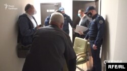 Після завершення засідання кілька людей у коридорі завадили поставити питання членам ВРП