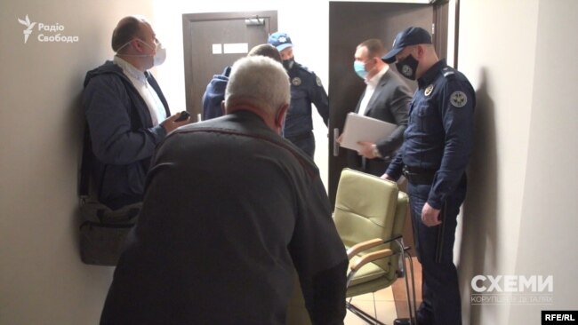 Після завершення засідання кілька людей у коридорі завадили поставити питання членам ВРП
