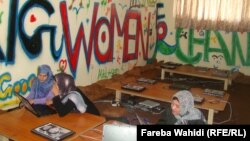 Посетительницы первого интернет-кафе для женщин "Сахар Гуль". Кабул, июль 2012 года. 