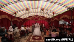 В сезон сбора хлопка многие жители Самаркандской области проводят свадьбы у себя во дворе. 