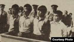 Активисты студенческой демонстрации в декабре 1986 года на скамье подсудимых (слева направо): Тугельбай Ташенов, Жамбыл Тайжумаев, Кайрат Рыскулбеков, Каиргельды Кузембаев. Алматы, 16 июня 1987 года.