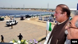 Pakistani Prime Minister Nawaz Sharif (2nd R), surveys the site of the newly opened Solar Park on May 5.