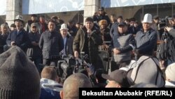 Аманбол Бабакулов митинг учурунда. (Ортодо, микрофон кармап турат). 17-январь, 2019-жыл.