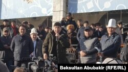 Аманбол Бабакулов (с микрофоном). 