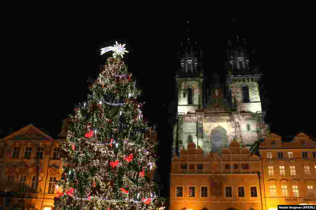 Unul dintre cei mai mari pomi de Crăciun din Praga se află în Piața Orașului Vechi, lângă Biserica Sfânta Maria din Tyn, construită în stil gotic. 