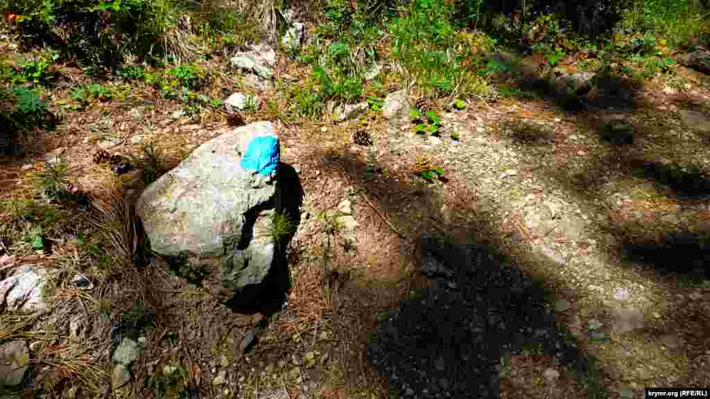 Метка голубого цвета на камне указывает на бирюзовое озеро