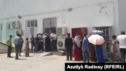 مردم جلوی معازه دولتی برای اخذ کوپون در ترکمنستان