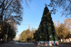 Новогодняя елка в Детском парке Симферополя, декабрь 2020 года