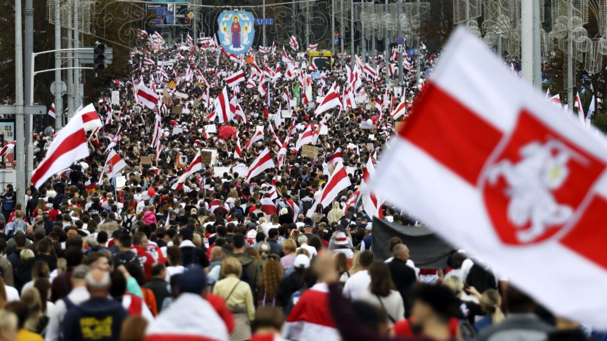 Актуальная беларусь. Protests in Belarus. Бело красно белая ленточка Беларусь 2020 митинги. Экстремистский флаг в Беларуси. Грузия Польша.