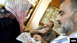 Iraq - A goldsmith speaks with his customers at a shop in the Karada district of Baghdad, 14Oct2008