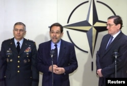 Javier Solana a fost (centru) a fost secretar general al NATO între 1995 și 1999.