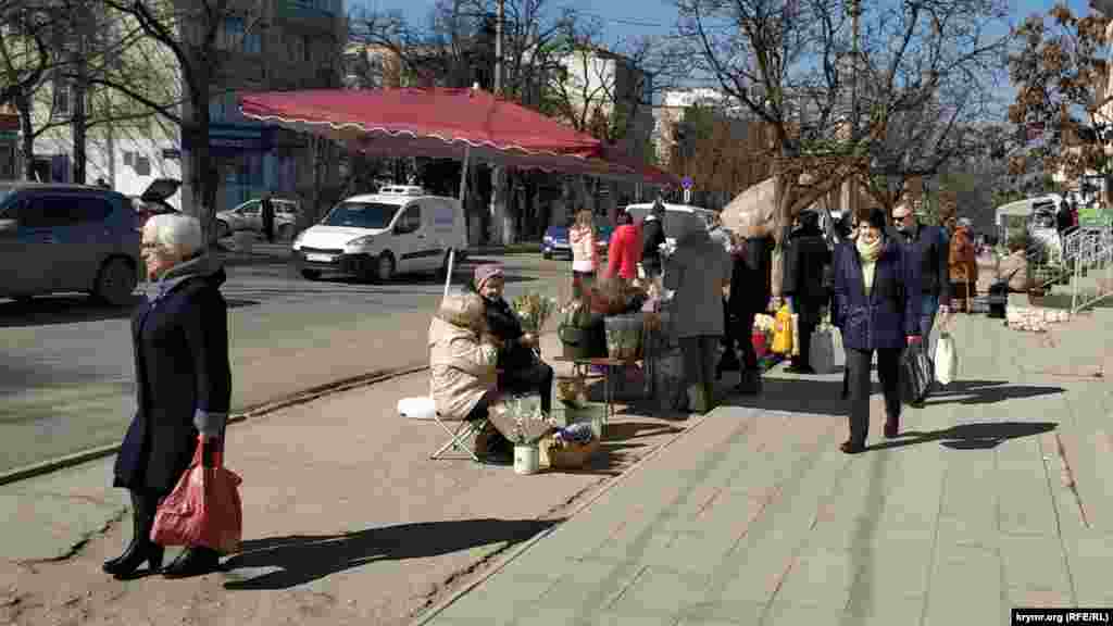 В Севастополе в преддверии праздника также активизировались стихийные рынки с первоцветами