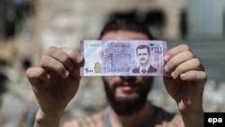 ფოტო არქივიდან. სირიული 2000 გირვანქა ბაშარ ასადის პორტრეტით