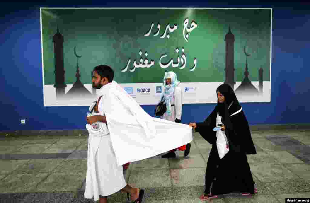 Muslim worshippers arrive at the hajj terminal of the King Abdulaziz international airport in Jeddah, Saudi Arabia. Around 2.6 million Muslims are expected to attend this year&#39;s hajj pilgrimage. (epa/Mast Irham)